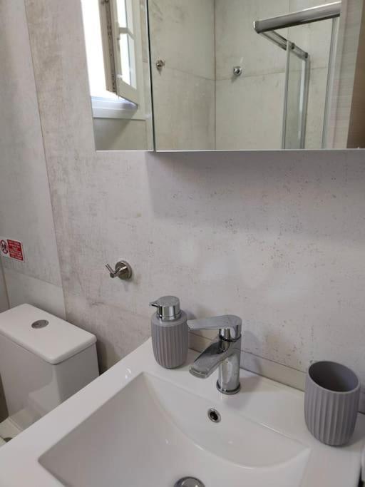 Poolview Apartment Ofrinion Bagian luar foto