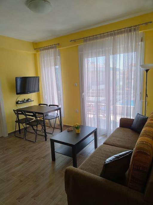 Poolview Apartment Ofrinion Bagian luar foto