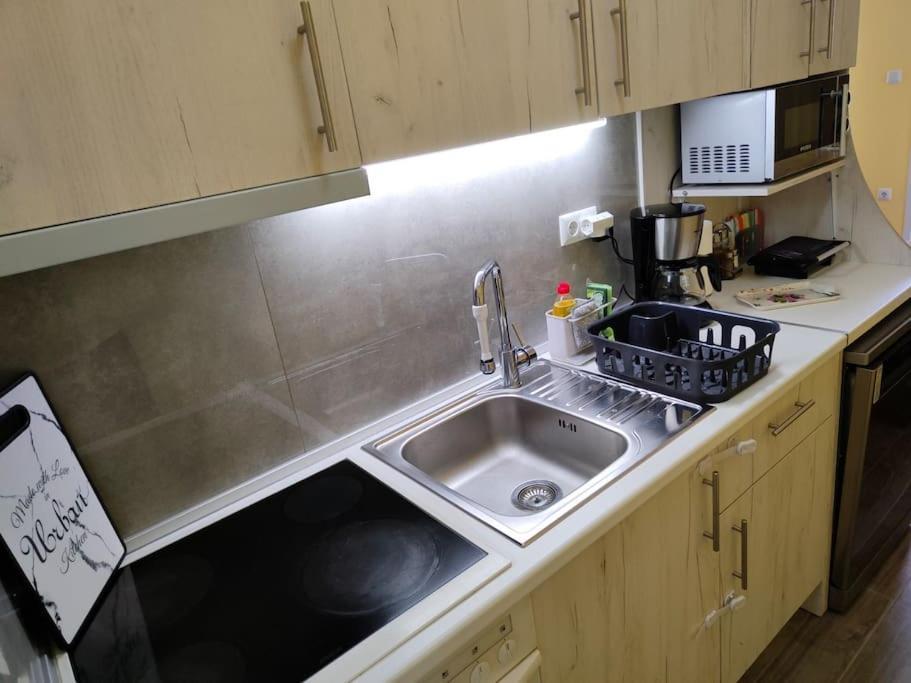 Poolview Apartment Ofrinion Bagian luar foto