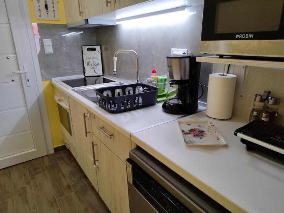 Poolview Apartment Ofrinion Bagian luar foto