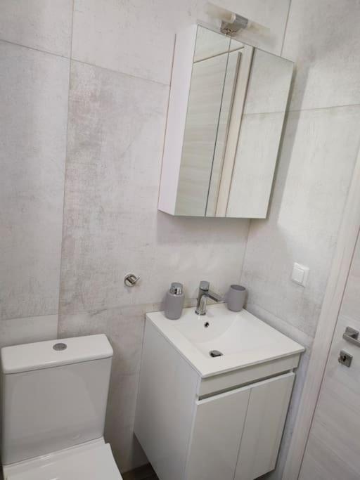 Poolview Apartment Ofrinion Bagian luar foto