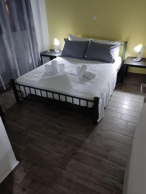 Poolview Apartment Ofrinion Bagian luar foto