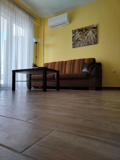 Poolview Apartment Ofrinion Bagian luar foto