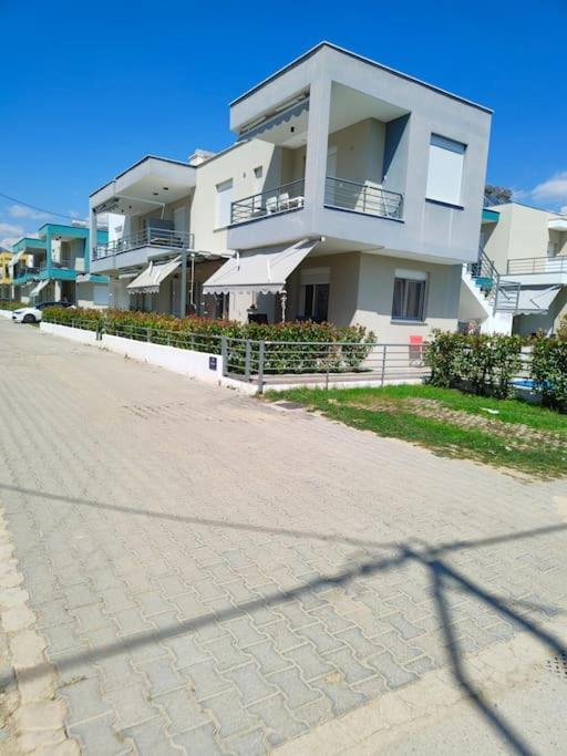 Poolview Apartment Ofrinion Bagian luar foto