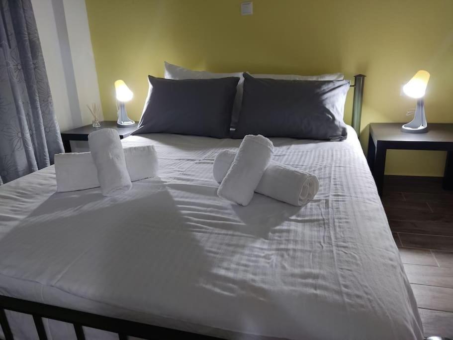 Poolview Apartment Ofrinion Bagian luar foto