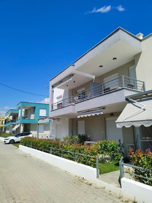 Poolview Apartment Ofrinion Bagian luar foto